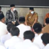 TINGKATKAN KETAKWAAN. Untuk meningkatkan ketakwaan dan keimanan peserta didik, MGMP PAI-SMA Kabupaten Kuningan mengadakan Program Milenial Smarttren Ramadhan SMA se- Kabupaten Kuningan secara daring dan luring bertempat di Aula Pendopo Kabupaten Kuningan, Senin (11/4).