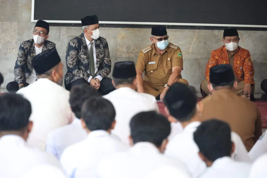 TINGKATKAN KETAKWAAN. Untuk meningkatkan ketakwaan dan keimanan peserta didik, MGMP PAI-SMA Kabupaten Kuningan mengadakan Program Milenial Smarttren Ramadhan SMA se- Kabupaten Kuningan secara daring dan luring bertempat di Aula Pendopo Kabupaten Kuningan, Senin (11/4).