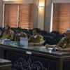 JABAR CAANG. Bupati H Acep Purnama menerima kunjungan jajaran Dinas Energi Sumber Daya Mineral (ESDM) Provinsi Jawa Barat di Ruang Rapat Linggarjati Setda Kuningan, Selasa (12/4).