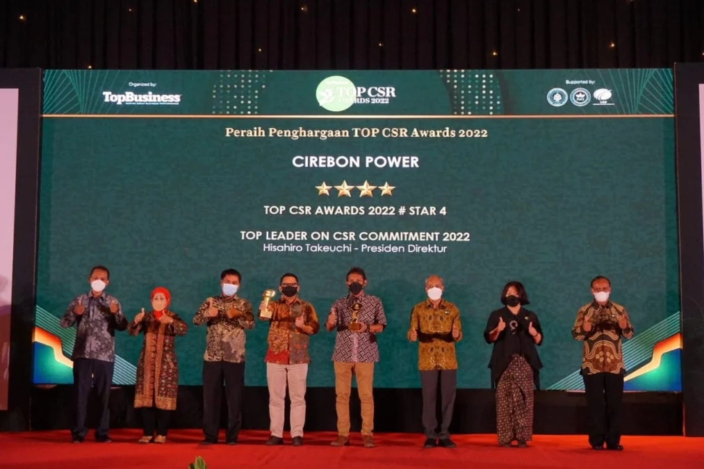 RAIH PENGHARGAAN. Cirebon power saat menerima penghargaan TOP CSR Award 2022.