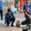 GELAR SIMULASI. Kepala UPT Damkar Satpol PP Kuningan, M Khadafi bersama anggotanya melakukan simulasi pemadaman api di halaman foodcourt kepada para pedagang setempat.