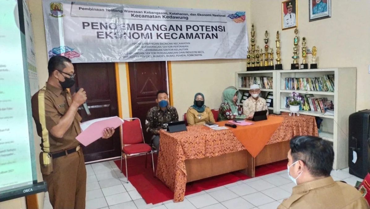 Pembinaan wawasan Kebangsaan, Ketahanan dan Ekonomi Nasional di Kecamatan Kedawung dihadiri oleh Pimpinan DPRD, HM Luthfi MSi serta Dr Hj Hanifah MA, serta Muklisin Nalahudin SH MH.