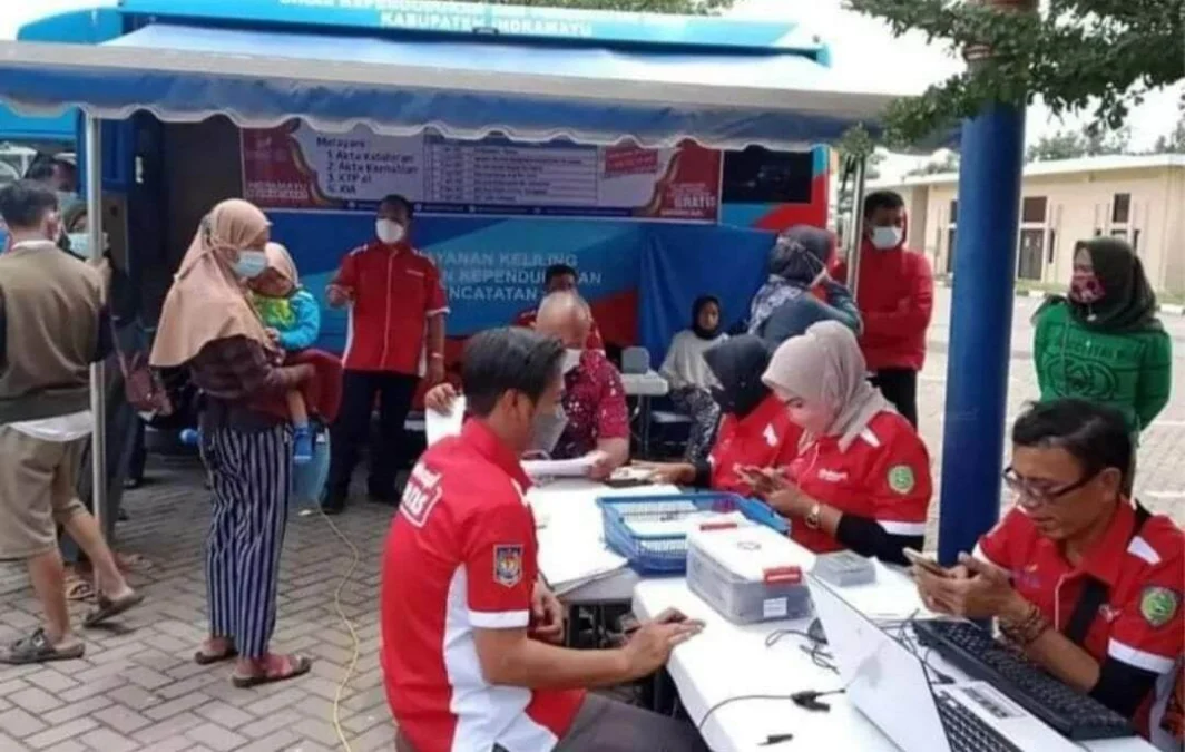 INOVASI. Layanan program Dukcapil Ngabuburit dimanfaatkan masyarakat untuk membuat administrasi kependudukan. Diantaranya Akta Kelahiran, Akta Kematian, Kartu Tanda Penduduk Elektronik dan Kartu Identitas Anak.