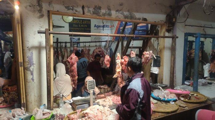 NAIK. Pedagang daging di pasar Cigasong melayani pembeli, meski harga daging sapi mengalami kenaikan hingga mencapai harga Rp160.000.