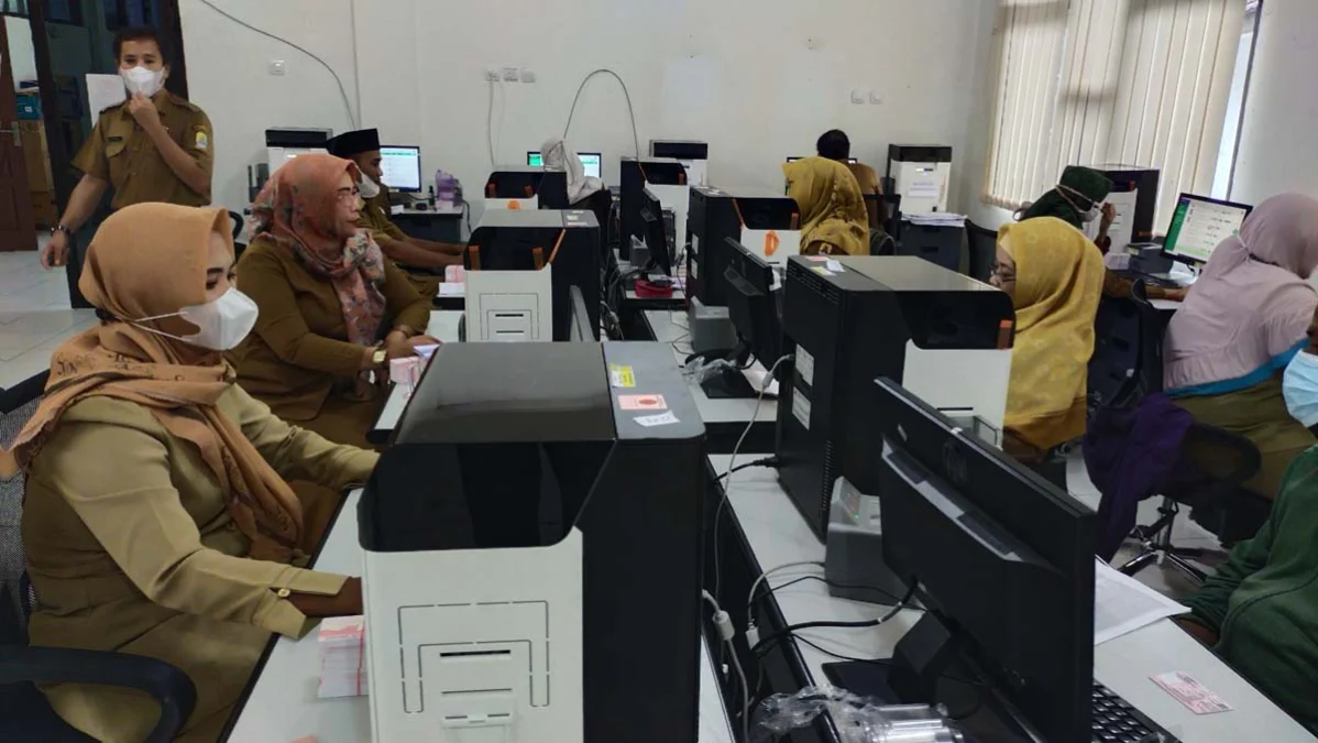 SUDAH SIAP. Disdukcapil melakukan percepatan percetakan e-KTP dan KIA memakai alat pencetakan e-KTP belum didistribusikan ke 13 kecamatan terpilih.