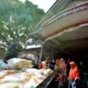 DISTRIBUSI. Petugas Bazma RU VI Balongan menyalurkan bantuan beras di salah satu dari 20 desa sasaran. Adapun sasarannya 3.005 mustahik. Penerima bantuan ini tersebar di Kecamatan Balongan dan Indramayu.