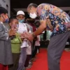 PEDULI. Assistant Vice President Mandiri Area Cirebon, Gatot Sugianto bersama Bupati Indramayu Nina Agustina menyalurkan santunan kepada anak yatim piatu. Melalui program ini Bank Mandiri bertekad meningkatkan santunan dari tahun ke tahun.