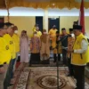 PELANTIKAN. Ketua DPD Partai Golkar Indramayu melantik 3 PK bersamaan dengan momen buka puasa bersama pengurus dan fungsionaris hingga tingkat desa. Partai Golkar juga mengadakan Bazar Ramadan.