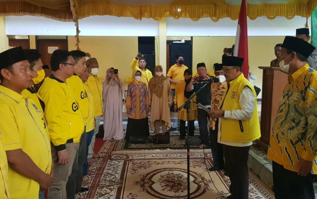 PELANTIKAN. Ketua DPD Partai Golkar Indramayu melantik 3 PK bersamaan dengan momen buka puasa bersama pengurus dan fungsionaris hingga tingkat desa. Partai Golkar juga mengadakan Bazar Ramadan.