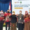 PENGHARGAAN. Kadis Kominfo Indramayu, Aan Hendrajana mewakili Bupati Indramayu Nina Agustina menerima penghargaan peringkat 3 Jabar SP4N-LAPOR. Capaian tersebut tidak terlepas dari komponen Layanan Indramayu Cepat Tanggap (I-Ceta).