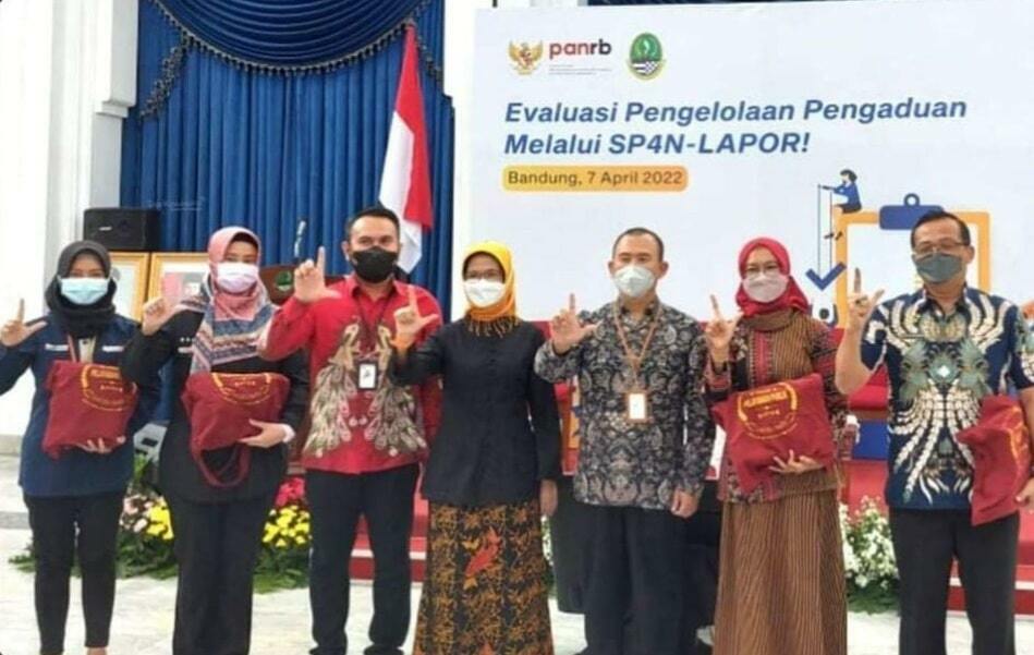 PENGHARGAAN. Kadis Kominfo Indramayu, Aan Hendrajana mewakili Bupati Indramayu Nina Agustina menerima penghargaan peringkat 3 Jabar SP4N-LAPOR. Capaian tersebut tidak terlepas dari komponen Layanan Indramayu Cepat Tanggap (I-Ceta).