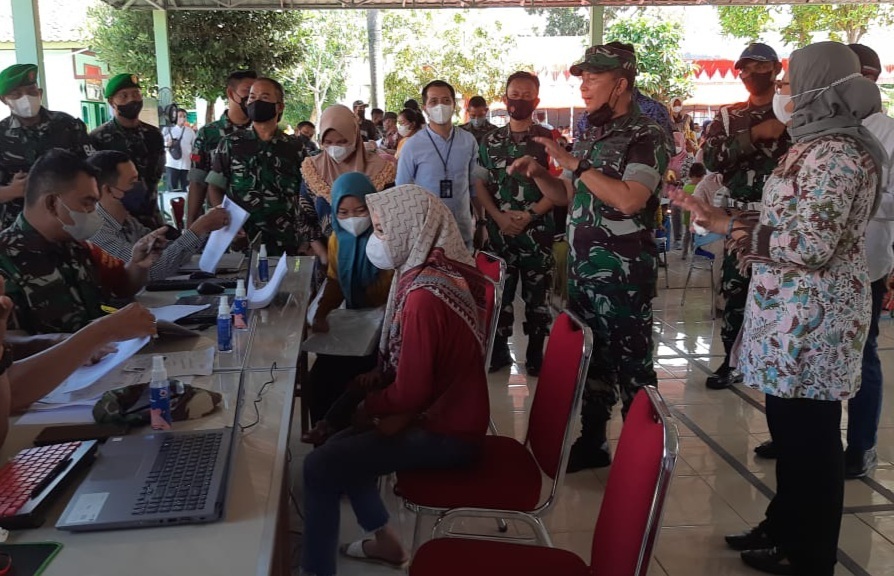 ANTRE. Ribuan warga Indramayu antre untuk mendapatkan vaksinasi, Bantuan Langsung Tunai bagi Pedagang Kaki Lima, Warung dan Nelayan di Markas Kodim 0616/Indramayu. Penyaluran BLTKLWN-TNI menarget 30 ribu orang di seluruh Koramil.