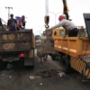 PENGAMANAN. Pengangkatan barier beton di depan pasar sandang Tegalgubug.