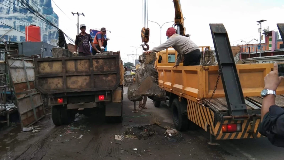 PENGAMANAN. Pengangkatan barier beton di depan pasar sandang Tegalgubug.