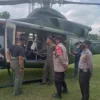 SELAMAT. Helikopter milik TNI-AD terpaksa mendarat darurat di lapangan bola Desa Kedungdawa, Kecamatan Gabuswetan, Indramayu. Helikopter yang mendarat darurat itu yakni Heli BELL 412 dengan nomor registrasi AH 5182.