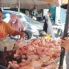 TETAP DIMINATI. Meskipun Harga daging ayam melambung, permintaan masyarakat tetap tinggi.