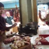 MEROKET. Pedagang daging sapi mengeluhkan menurunnya pembeli karena harga naik. Kenaikan harga daging sapi bahkan terjadi sejak sepekan sebelum Ramadan.