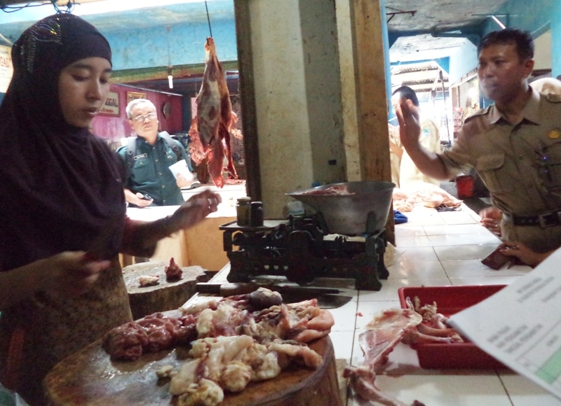 MEROKET. Pedagang daging sapi mengeluhkan menurunnya pembeli karena harga naik. Kenaikan harga daging sapi bahkan terjadi sejak sepekan sebelum Ramadan.