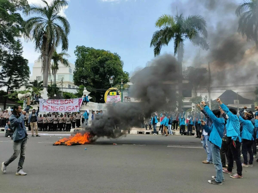 AKSI. Ratusan massa aksi dari gabungan mahasiswa melakukan aksi di kantor DPRD, kemarin.