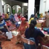 SYARAT MUDIK. Warga di beberapa desa di Majalengka yang mengikuti kegiatan vaksinasi booster Covid-19 meningkat, meski dilakukan selepas salat tarawih.