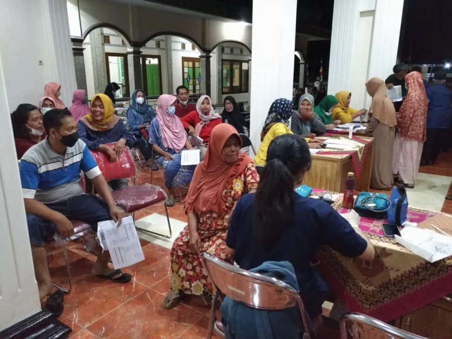 SYARAT MUDIK. Warga di beberapa desa di Majalengka yang mengikuti kegiatan vaksinasi booster Covid-19 meningkat, meski dilakukan selepas salat tarawih.