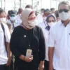 MENINJAU. Menteri KKP Sakti Wahyu Trenggono didampingi Bupati Indramayu Nina Agustina meninjau Pangkalan Pendaratan Ikan di Desa Dadap, Kecamatan Juntinyuat, Kabupaten Indramayu, Kamis (14/4).