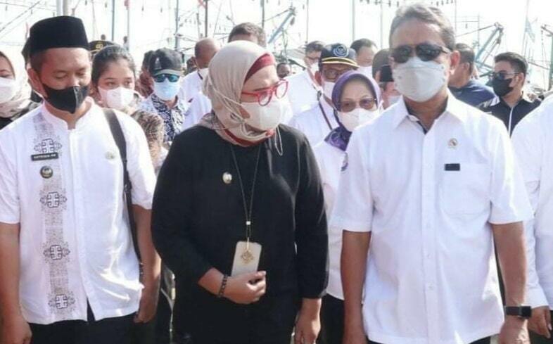 MENINJAU. Menteri KKP Sakti Wahyu Trenggono didampingi Bupati Indramayu Nina Agustina meninjau Pangkalan Pendaratan Ikan di Desa Dadap, Kecamatan Juntinyuat, Kabupaten Indramayu, Kamis (14/4).