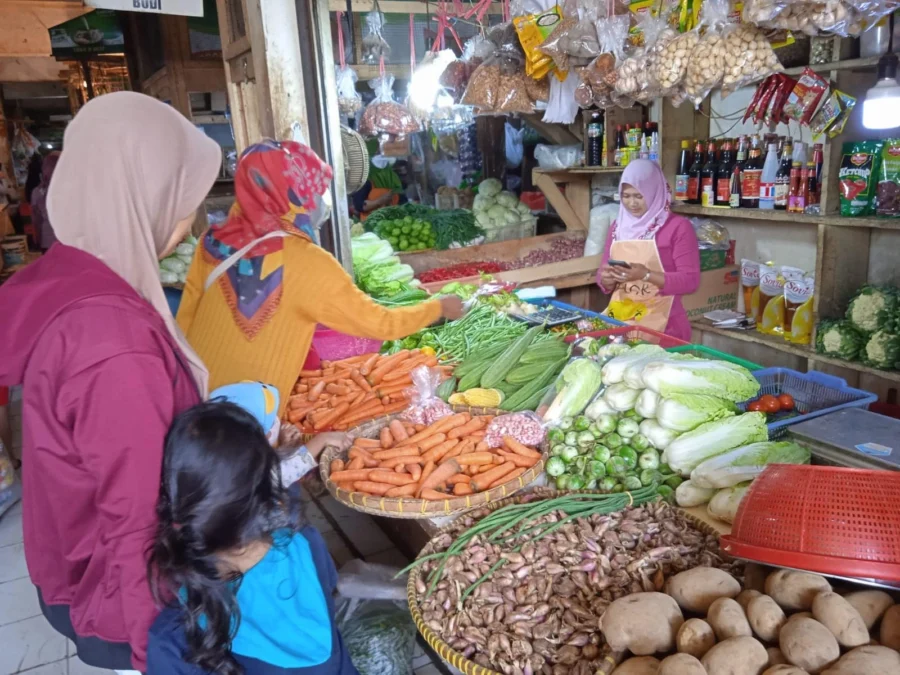 GULA NAIK Selain keterbatasan stok minyak goreng di pasaran, kini masyarakat dipusingkan dengan melonjaknya sejumlah bahan kebutuhan pokok salah satunya gula pasir.