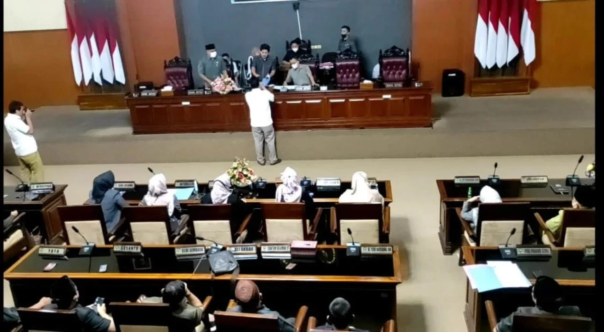 APRESIASI KEHADIRAN. Ketua DPRD Kuningan, Nuzul Rachdy mengapresiasi kepada seluruh Pimpinan dan Anggota DPRD, karena tingkat kehadiran Paripurna tadi sangat maksimal.