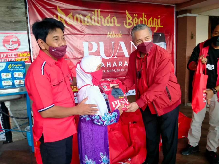 SERAHKAN SEMBAKO. Ketua DPRD Kuningan, Nuzul Rachdy SE dan Anggota DPR RI M Nurdin menyerahkan ratusan paket sembako dari Puan Maharani kepada warga Kuningan, akhir pekan kemarin.