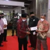 SIMBOLIS. Bupati Indramayu, Nina Agustina bersama Baznas secara simbolis menyerahkan bantuan dana ZIS kepada warga dengan kriteria sepuluh kategori.