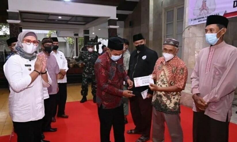 SIMBOLIS. Bupati Indramayu, Nina Agustina bersama Baznas secara simbolis menyerahkan bantuan dana ZIS kepada warga dengan kriteria sepuluh kategori.