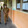 UJIAN. Camat Kedokanbunder Atang Suwandi (kanan) monitoring pelaksanaan Ujian Sekolah di SMPN 2 Kedokanbunder. Atang juga menjalin silaturahmi dengan para pendidik dan pegawai di setiap sekolah.