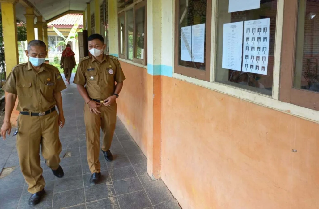 UJIAN. Camat Kedokanbunder Atang Suwandi (kanan) monitoring pelaksanaan Ujian Sekolah di SMPN 2 Kedokanbunder. Atang juga menjalin silaturahmi dengan para pendidik dan pegawai di setiap sekolah.