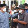 KERJA SAMA. Bupati Majalengka meminta camat dan kepala desa membantu penyaluran bantuan minyak goring dan bantuan sembako, yang melibatkan PT Pos dalam proses distribusi.