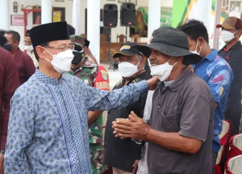 KERJA SAMA. Bupati Majalengka meminta camat dan kepala desa membantu penyaluran bantuan minyak goring dan bantuan sembako, yang melibatkan PT Pos dalam proses distribusi.