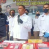 DIRINGKUS. Kasatres Narkoba Polres Indramayu, AKP Heri Nurcahyo memimpin konferensi pers hasil operasi cipta kondisi Ramadan 1443 Hijriyah. Sejumlah barang bukti yang diamankan berupa obat keras terbatas hingga ganja dan sabu.