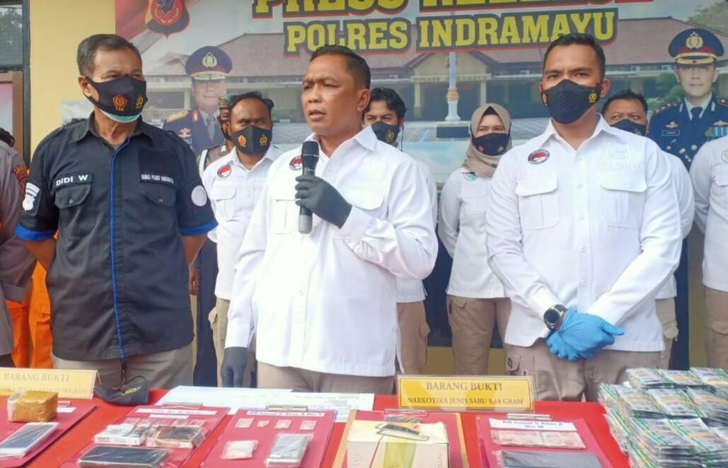 DIRINGKUS. Kasatres Narkoba Polres Indramayu, AKP Heri Nurcahyo memimpin konferensi pers hasil operasi cipta kondisi Ramadan 1443 Hijriyah. Sejumlah barang bukti yang diamankan berupa obat keras terbatas hingga ganja dan sabu.