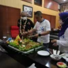 POTONG TUMPENG. Direktur PAM Tirta Kamuning, H Deni Erlanda memotong tumpeng disaksikan Bupati Acep Purnama saat perayaan HUT ke 34 PAM Tirta Kamuning, Jumat (1/3) lalu.