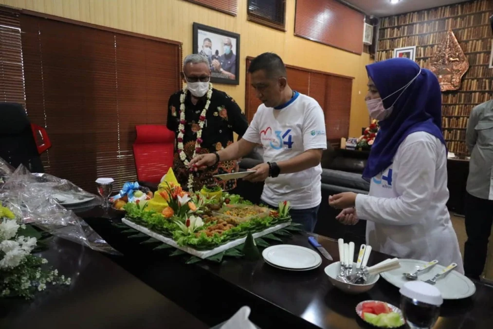 POTONG TUMPENG. Direktur PAM Tirta Kamuning, H Deni Erlanda memotong tumpeng disaksikan Bupati Acep Purnama saat perayaan HUT ke 34 PAM Tirta Kamuning, Jumat (1/3) lalu.