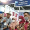 PAMERAN. Gubernur Jabar Ridwan Kamil bersama petugas stand Dekranasda Indramayu pada event International Handicraft Trade Fair 2022. Batik Complongan salah satu produk unggulan yang dipamerkan pada event tersebut.