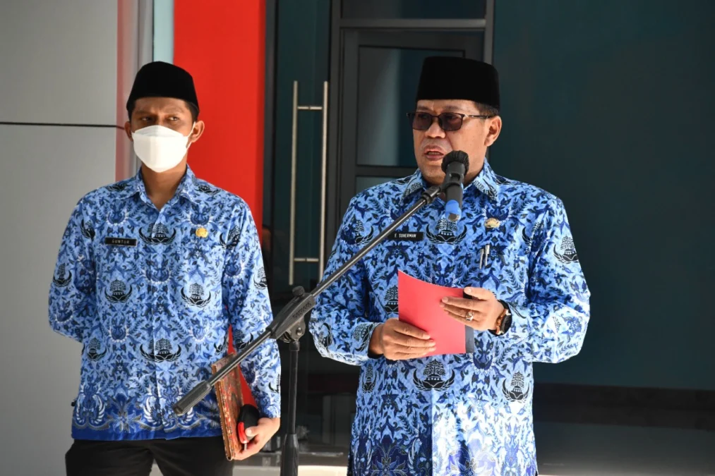 KINERJA. Sekda Majalengka Drs H Eman Suherman MM tengah membacakan SE terkait pengaturan jam kerja bagi ASN di Majalengka selama Ramadan.