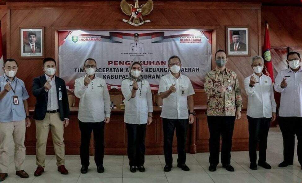 PENGUKUHAN. Bupati Indramayu Nina Agustina bersama OJK dan para pejabat saat prosesi pengukuhan Tim Percepatan Akses Keuangan Daerah Kabupaten Indramayu. Keberadaan TPAKD difungsikan untuk mendorong pertumbuhan ekonomi.