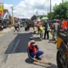 KEBUT PERBAIKAN. Pekerja dari Dinas Pekerjaan Umum Tata Ruang (DPUTR) Kuningan tengah melakukan perbaikan jalan jelang Idul Fitri.