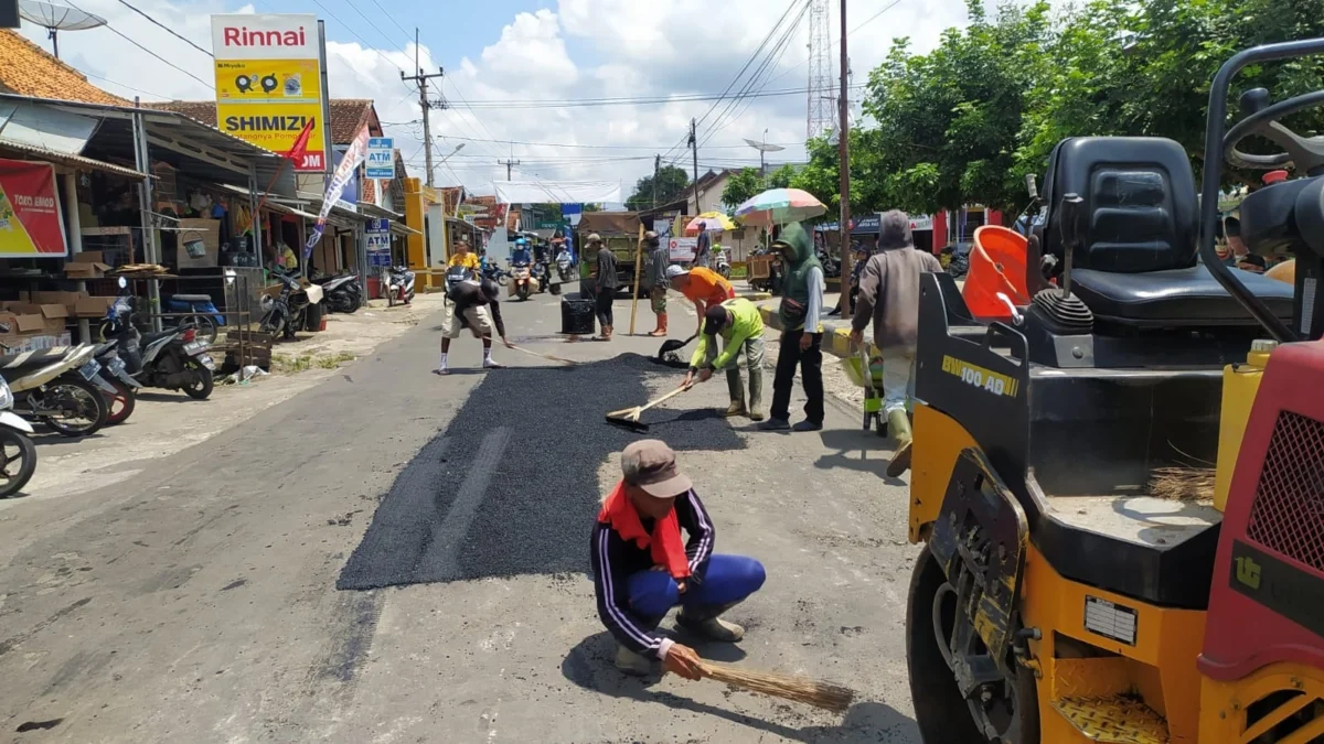 KEBUT PERBAIKAN. Pekerja dari Dinas Pekerjaan Umum Tata Ruang (DPUTR) Kuningan tengah melakukan perbaikan jalan jelang Idul Fitri.