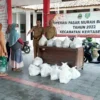 PEDULI. Pemcam Kertasemaya mendistribusikan paket sembako murah kepada ratusan masyarakat sasaran. Langkah tersebut sebagai upaya membantu masyarakat dalam memperoleh kebutuhan pokok.