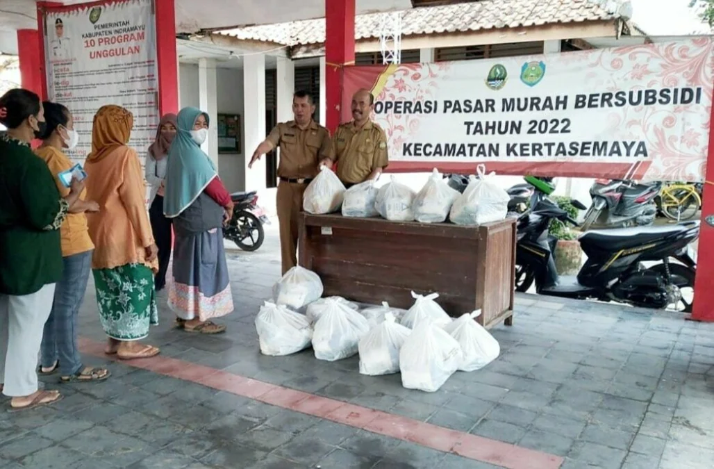 PEDULI. Pemcam Kertasemaya mendistribusikan paket sembako murah kepada ratusan masyarakat sasaran. Langkah tersebut sebagai upaya membantu masyarakat dalam memperoleh kebutuhan pokok.