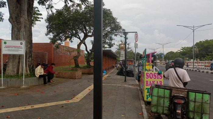 NGABUBURIT. Para penjual takjil dan makanan untuk berbuka menjajakan dagangannya di sekitar alun-alun Majalengka, Senin (11/4).