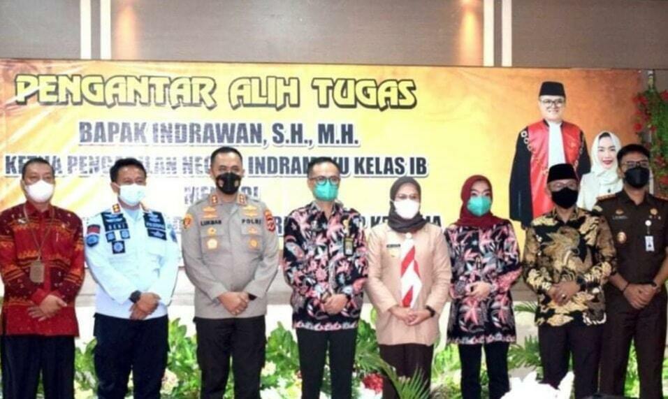 BANGGA. Jajaran Forkopimda Indramayu saat melepas mantan Ketua PN Indramayu Indrawan menuju Cilacap. Indrawan merasa bangga bisa menjadi bagian dari upaya memberikan pelayanan hukum di Indramayu.