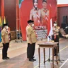 LANTIK MABICAB. Ketua Kwartir Daerah (Kwarda) Gerakan Pramuka Provinsi Jawa Barat Atalia Praratya Ridwan Kamil saat melantik Bupati H Acep Purnama sebagai Majelis Pembimbing (Mabicab) Kwartir Cabang Pramuka Kuningan, Kamis (29/3).